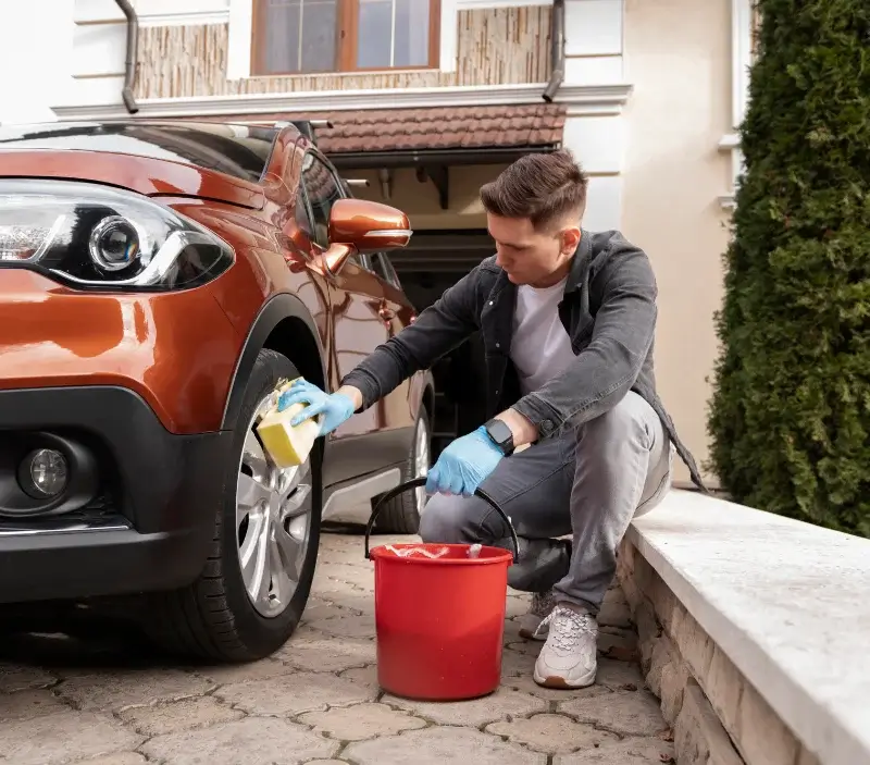 Lavage auto à domicile Saint-Hippolyte : professionnel intervenant sur un véhicule